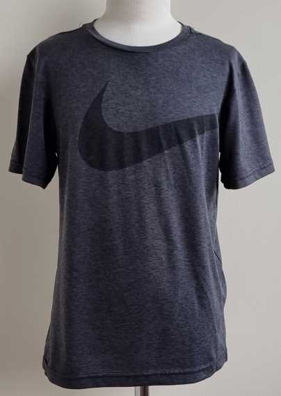 146.Nike dri-fit grijs t-shirt met logo mt. 147/158