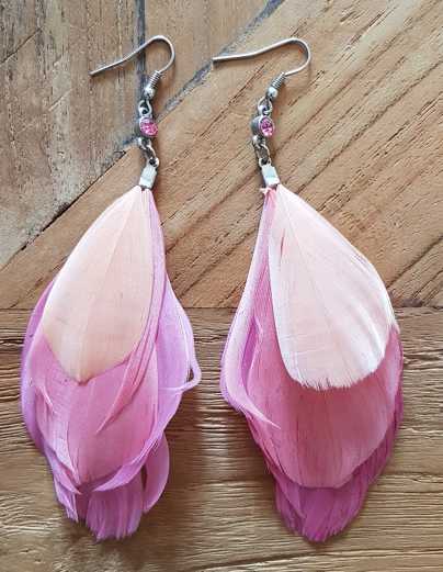 Zilverkleurige oorbellen met roze veren