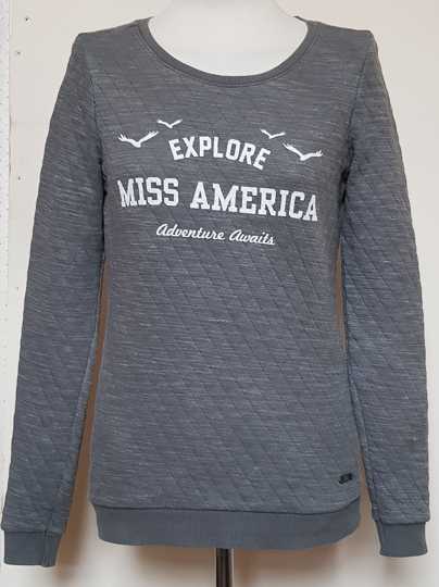 Miss America grijze doorgestikt sweater met witte tekst mt. XS