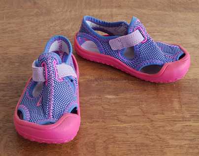 Nike roze/blauwe sandaaltjes mt. 22