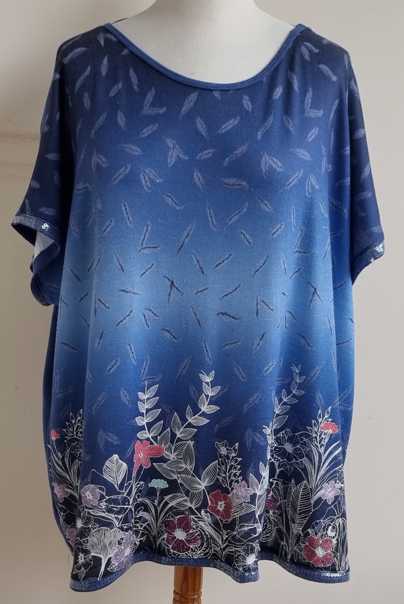 Maxi Blue blauwe wijdvallende trui met print mt. 54/56
