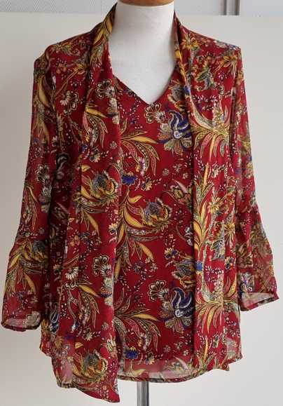 More & More donkerrode blouse met print mt. 40