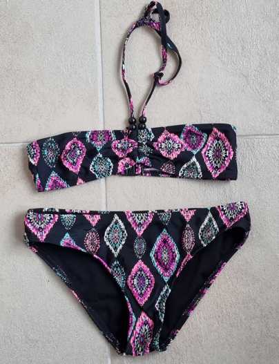 140.YD zwatre bikini met gekleurde prints mt. 140