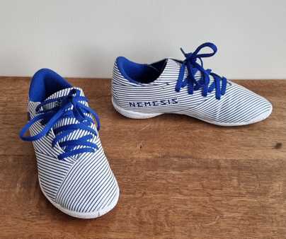 Adidas Nemeziz wit/blauw binnenschoenen mt. 34