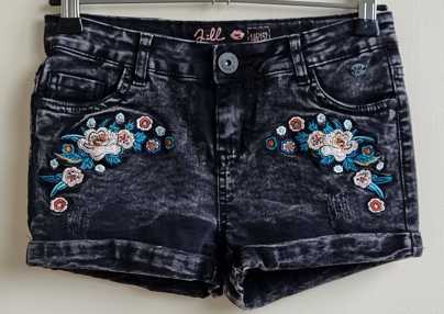 146.Jill zwarte stretchy jeansshort met borduur mt. 146/152
