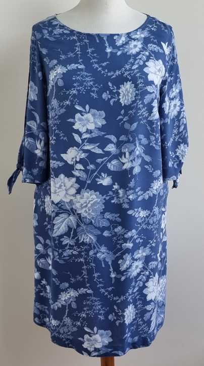 Soepelvallende blauwe jurk met bloemen print mt. XL