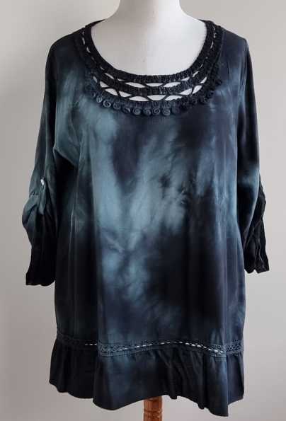 Zwart/grijze blouse met roesel mt. 46/48