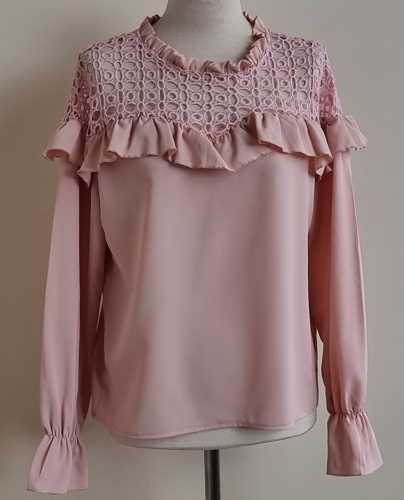 Shein roze blouse met kant en roesels mt. M
