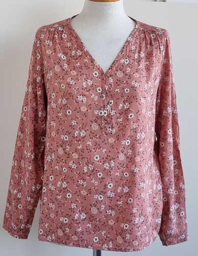 Yessica zalmroze blouse met bloemenprint mt. 40