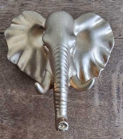 Goudkleurig haakje in de vorm van een olifant