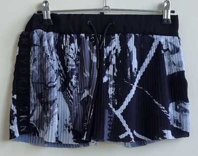 DKNY zwart/grijze plisse short mt. 140 (10)